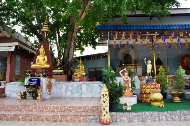 Taylandlı gezginler için gizemli ibadet tapınağı 15 Mart 2022 'de Nonthaburi, Tayland' da bulunan Bang Kruai 'deki Wat Daeng Pracharat tapınağında dua ve kutsal gizeme saygılarını sunmak için ziyaret edin.