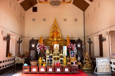 Taylandlılar ve yabancı gezginler için antik Buda heykeli 15 Mart 2022 'de Nonthaburi, Tayland' da bulunan Wat Tanot tapınağını ziyaret edip kutsal ibadete saygı gösterirler.