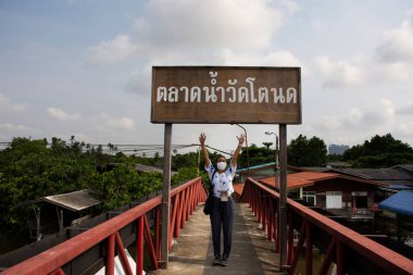 Bangyai şehrindeki Khlong Om Non Kanalı 'ndan geçen antika antika kırmızı köprü inşaatı Tayland' ın başkenti Bangkok 'ta 11 Mayıs 2017' de Wat Tanod Tapınağı yüzer pazarına seyahat edenler için yapıldı.