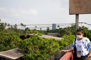 Bangyai şehrindeki Khlong Om Non Kanalı 'ndan geçen antika antika kırmızı köprü inşaatı Tayland' ın başkenti Bangkok 'ta 11 Mayıs 2017' de Wat Tanod Tapınağı yüzer pazarına seyahat edenler için yapıldı.
