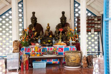Antik münzevi anıtı ya da antik eremite heykeli. Tayland 'a seyahat eden gezginler 15 Mart 2022' de Tayland, Nonthaburi 'de bulunan Wat Tanot tapınağındaki mistik kutsal ibadete saygılarını sunarlar.
