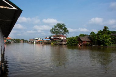 Bangyai şehrindeki Khlong Om Non kanalı ve kırsal köy antika evinin manzarasına bakın. Tayland 'ın non-thaburi kentindeki Wat tanod Bangyai' de yerel Taylandlılar yaşıyor.