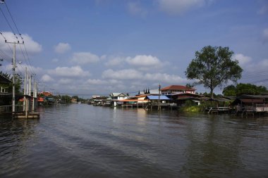 Bangyai şehrindeki Khlong Om Non kanalı ve kırsal köy antika evinin manzarasına bakın. Tayland 'ın non-thaburi kentindeki Wat tanod Bangyai' de yerel Taylandlılar yaşıyor.