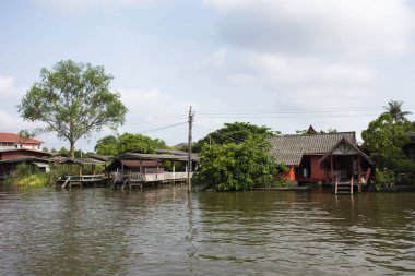 Bangyai şehrindeki Khlong Om Non kanalı ve kırsal köy antika evinin manzarasına bakın. Tayland 'ın non-thaburi kentindeki Wat tanod Bangyai' de yerel Taylandlılar yaşıyor.