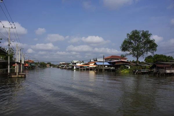 Bangyai şehrindeki Khlong Om Non kanalı ve kırsal köy antika evinin manzarasına bakın. Tayland 'ın non-thaburi kentindeki Wat tanod Bangyai' de yerel Taylandlılar yaşıyor.