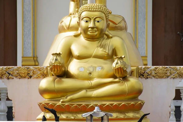 高塔摩佛教或高塔摩摩哈卡蒂亚纳佛教泰伊的名字叫Phra Sangkajai 为泰国人前往泰国农塔布里的瓦特塔诺神殿拜佛而高兴微笑 — 图库照片