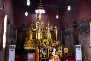 Taylandlılar için antik Buda heykeli. 15 Mart 2022 'de Tayland, Nonthaburi' deki Wat Pho Bang O tapınağını ziyaret edip kutsal ibadete saygı duyuyorlar.