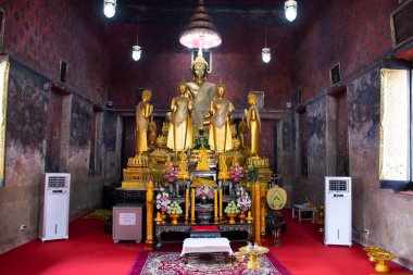 Taylandlılar için antik Buda heykeli. 15 Mart 2022 'de Tayland, Nonthaburi' deki Wat Pho Bang O tapınağını ziyaret edip kutsal ibadete saygı duyuyorlar.