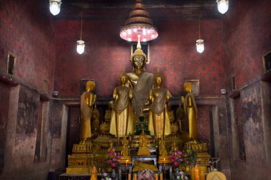 Tayland 'ın başkenti Nonthaburi' de bulunan Bang Kruai şehrindeki Wat Pho Bang O tapınağına seyahat eden yabancı gezginler için antik Buda heykeli.