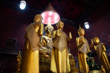 Tayland 'ın başkenti Nonthaburi' de bulunan Bang Kruai şehrindeki Wat Pho Bang O tapınağına seyahat eden yabancı gezginler için antik Buda heykeli.