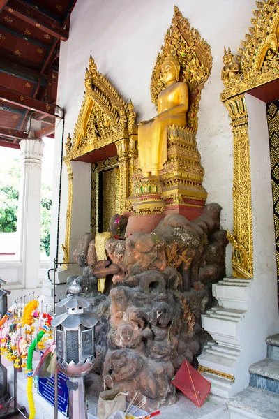 2022年3月15日 在泰国农塔布里 外国游人参观了古老的古旧乌萨族佛像 并向拜神者致敬 — 图库照片