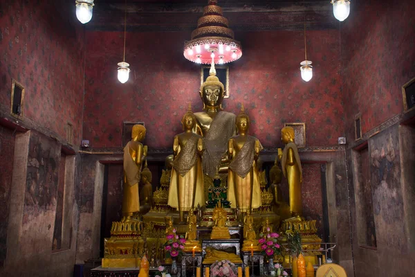 タイ人のための古代の仏像タイ人のためのアンティーク古いUbosot外国人旅行客のための訪問と尊敬の祈りの祝福の聖なる崇拝タイのノンタブリのバンクライ市にあるワット オー寺院 — ストック写真