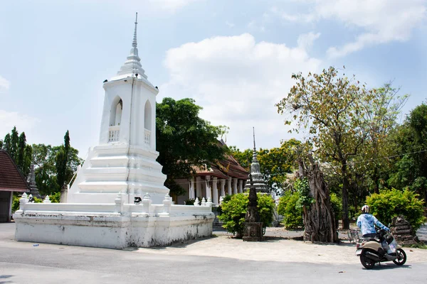泰国人观光游览泰国农塔布里邦克鲁艾时 古建筑古色古香的切迪 杜塔钟塔 为泰国人献上节日祝福 — 图库照片
