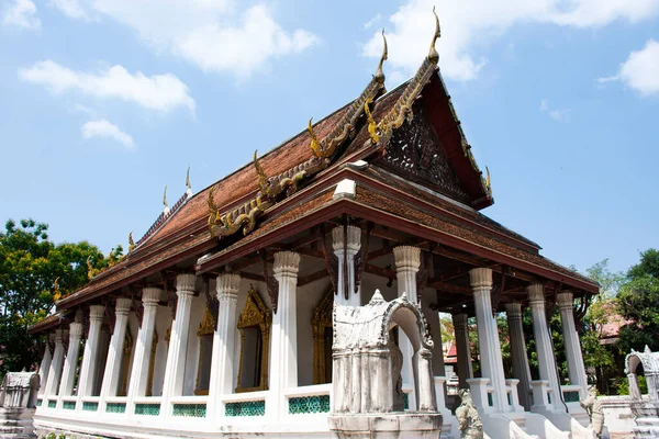 โบสถ โบราณสถาป ตยกรรมโบราณส าหร บชาวไทยและน องเท ยวต างชาต ยมชมและเคารพพระพ ทธเจ — ภาพถ่ายสต็อก