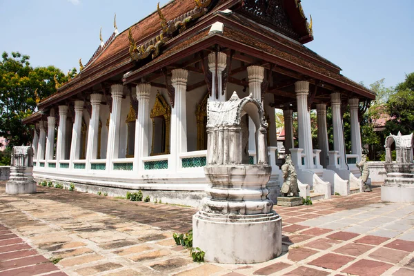 タイの人々と外国人旅行者のための古代建築アンティークの建物ウブソット教会タイのノンタブリにあるワット フォバンオ寺院での仏教の祝福の神聖な礼拝を訪問し 尊重します — ストック写真