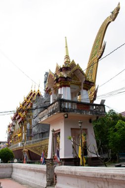 Antik Mimari Kraliyet Mavnası Suphannahong teknesi ve Tayland 'ın Nonthaburi kentindeki Bang Kruai şehrindeki Wat Chalor veya Chalo tapınağını ziyaret eden insanlar için antika bir gemi.