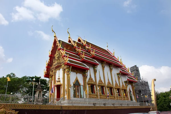 Starożytna Architektura Królewska Barka Suphannahong Rzeźbiona Łódź Zabytkowy Budynek Ubosot — Zdjęcie stockowe