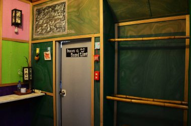 28 Mayıs 2011 'de Trat, Tayland' da bulunan Koh Chang Adası 'ndaki tatil köyünde misafir kullananlar için tuvalet odası olan klasik antika butik renkli iç dekorasyon ve mobilyalar.