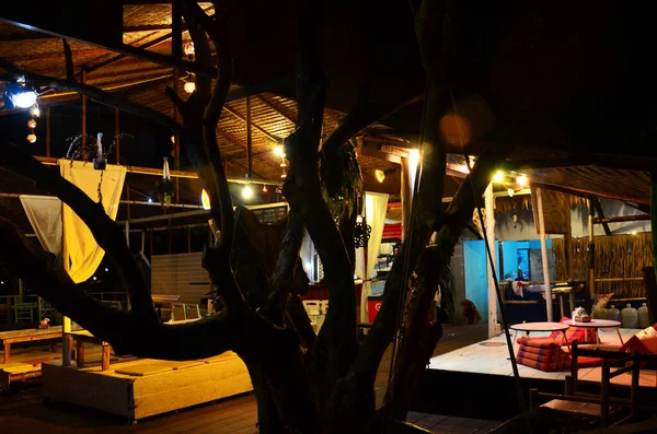 泰国人餐厅中古典复古餐厅的装饰 室内装饰和家具游客可在泰国太行山高昌岛的度假酒店享用服务和饮料 — 图库照片