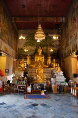 Tayland 'ın başkenti Nonthaburi' de 15 Mart 2022 'de Bang Kruai şehrindeki Wat Sak Yai tapınağına seyahat eden gezginler için antik Buda heykeli.