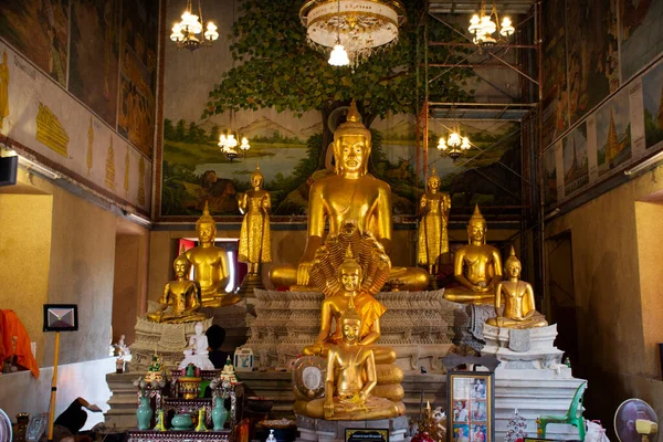タイの人々のための古い小像タイの人々のための古い小像は 訪問を旅行し 2022年3月15日にタイのノンタブリでバンクライ市にあるワット サック ヤイ寺院での祝福の神聖な崇拝を尊重します — ストック写真