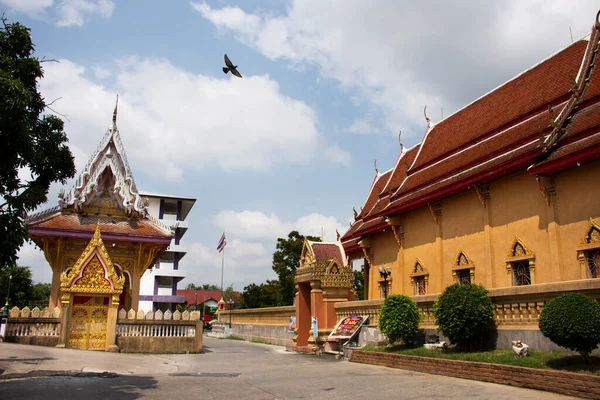 タイの人々のための古代建築のアンティークの建物のUbosot旅行者は タイのノンタブリで2022年3月15日にバンクライでワット サック ヤイ寺院の祝福の神聖な崇拝を祈る訪問 — ストック写真