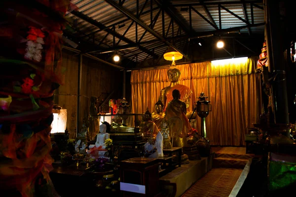 タイの人々のための放棄された寺院の古代の仏像は タイのノンタブリのバンクライ市でワットサクノイでの訪問と祈りの祝福の神聖な崇拝を尊重するために放棄された寺院のUbosot — ストック写真