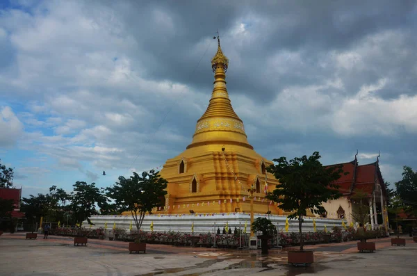 Büyük altın Phraborommathat Nakhon Chum stupa ya da büyük altın Boromma Kamphaeng Phet chedi 'den Jediyaram Tayland' ın başkenti Kamphaeng Phet 'te bulunan kutsal emanetlere saygı duyun.
