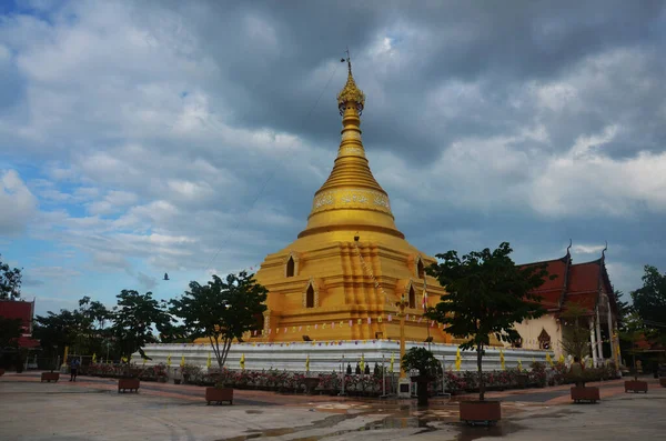Nakhon Chum Stupa 황금색의 황금색 Phra Borommait Jediyaram Kamphaeng Phet — 스톡 사진