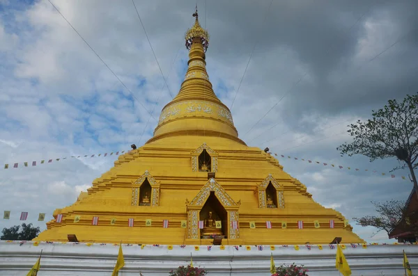 Büyük altın Phraborommathat Nakhon Chum stupa ya da büyük altın Boromma Kamphaeng Phet chedi 'den Jediyaram Tayland' ın başkenti Kamphaeng Phet 'te bulunan kutsal emanetlere saygı duyun.