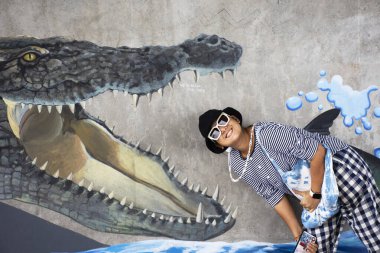 Gezginler, Tayland 'ın Nonthaburi şehrinde 3 Nisan 2022 tarihinde Saphan Maha Chesadabodindranusorn Köprüsü' nde resim ve çizim için poz veren kadınları ziyaret ediyor.