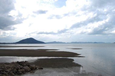 Tayland Körfezi 'nin doğu kıyısındaki Koh Pitak ya da Ko Phithak Adası' ndaki manzaraya bakın. Tayland halkı ve yabancı gezginler Chumphon 'u ziyaret ederken aynı zamanda eko turizm için strom yağıyor.