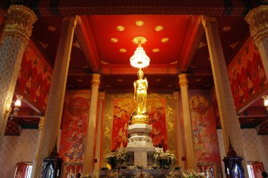 Tayland halkı için antik Buda heykeli 16 Temmuz 2011 'de Prachuap Khiri Khan, Tayland' da bulunan Bang Saphan şehrindeki Phra Mahathat Chedi Phakdee Prakat tapınağını ziyaret eder ve dua eder.