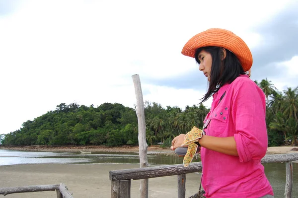Cestovatelé Thajské Ženy Chůze Dřevěném Mostě Molo Budovy Používat Služby — Stock fotografie