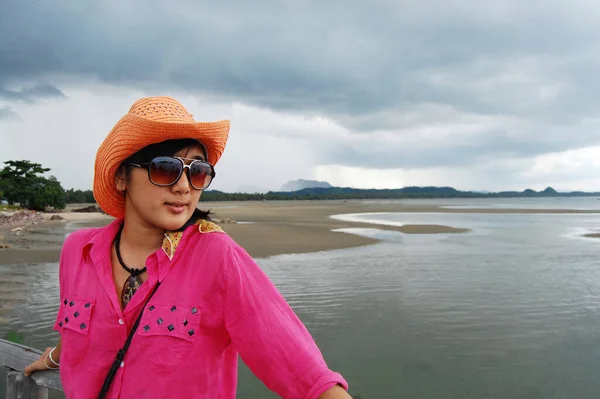 Viaggiatori Thai Donne Sul Ponte Legno Barca Molo Mare Oceano — Foto Stock
