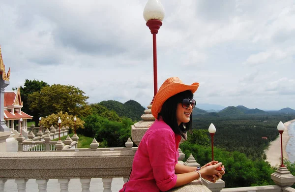 Las Mujeres Tailandesas Viajeras Visitan Retrato Posando Toman Fotos Respetan —  Fotos de Stock