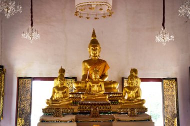 Tayland 'ın başkenti Nonthaburi' de bulunan Bang Yai şehrinde bulunan Wat Khae Nok tapınağının kutsal ibadeti için dua eden Buda 'ya ziyaret edin.