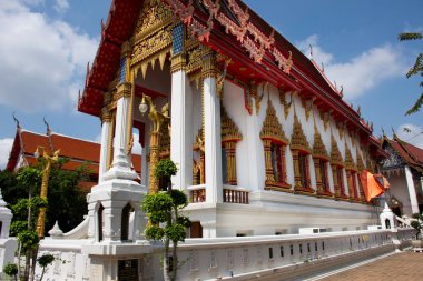 Taylandlı gezginler için antik mimari yapı ubosot 17 Mart 2022 'de Nonthaburi, Tayland' da Wat Khae Nok Tapınağı 'na dua eden Buda' ya saygı duyun.