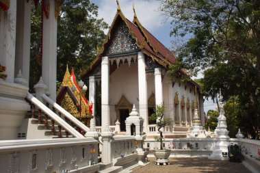 Taylandlı gezginler için antik mimari yapı ubosot 17 Mart 2022 'de Nonthaburi, Tayland' da Wat Khae Nok Tapınağı 'na dua eden Buda' ya saygı duyun.