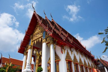 Tayland 'ın Nonthaburi şehrinde bulunan Bang Yai şehrindeki Wat Khae Nok tapınağının kutsal ibadeti için dua eden gezginler için antik mimari ubosot kilisesi.