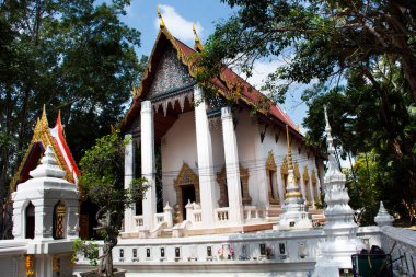 Taylandlı gezginler için antik mimari yapı ubosot 17 Mart 2022 'de Nonthaburi, Tayland' da Wat Khae Nok Tapınağı 'na dua eden Buda' ya saygı duyun.