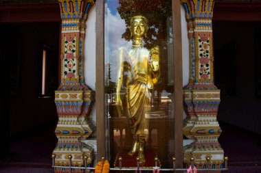 Tayland 'ın başkenti Nonthaburi' de bulunan Bang Yai şehrinde bulunan Wat Khae Nok tapınağının kutsal ibadeti için dua eden Buda 'ya ziyaret edin.