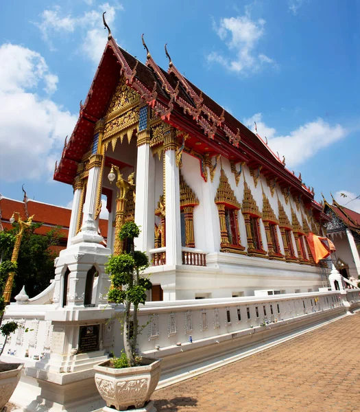 Taylandlı gezginler için antik mimari yapı ubosot 17 Mart 2022 'de Nonthaburi, Tayland' da Wat Khae Nok Tapınağı 'na dua eden Buda' ya saygı duyun.