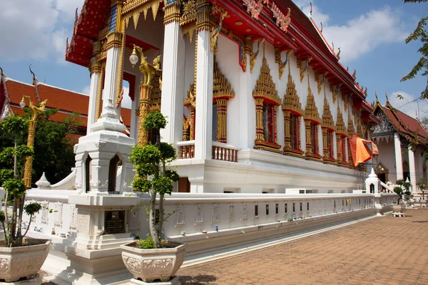 Taylandlı gezginler için antik mimari yapı ubosot 17 Mart 2022 'de Nonthaburi, Tayland' da Wat Khae Nok Tapınağı 'na dua eden Buda' ya saygı duyun.