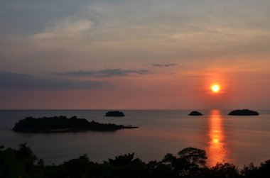 Tayland 'ın Trat kentindeki Koh Chang adasının bakış açısına göre, Tayland' da deniz okyanusu körfezinde deniz manzarası ve hava bulutları seyahet eden yabancı gezginler için gün batımında dinlenme zamanı.