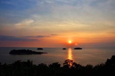 Tayland 'ın Trat kentindeki Koh Chang adasının bakış açısına göre, Tayland' da deniz okyanusu körfezinde deniz manzarası ve hava bulutları seyahet eden yabancı gezginler için gün batımında dinlenme zamanı.