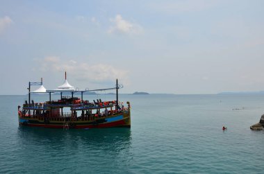 Tayland 'ın Trat kentindeki Koh Chang adasında, Tayland Körfezi' nde gemi gezisi ya da tekne turu durağı Taylandlıları ve Taylandlıları ziyaret edin dinlenin ve okyanusta yüzme suyu oynayın.