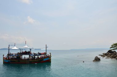 Tayland 'ın Trat kentindeki Koh Chang adasında, Tayland Körfezi' nde gemi gezisi ya da tekne turu durağı Taylandlıları ve Taylandlıları ziyaret edin dinlenin ve okyanusta yüzme suyu oynayın.