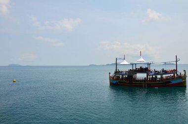 Tayland 'ın Trat kentindeki Koh Chang adasında, Tayland Körfezi' nde gemi gezisi ya da tekne turu durağı Taylandlıları ve Taylandlıları ziyaret edin dinlenin ve okyanusta yüzme suyu oynayın.