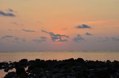 Tayland 'ın Trat kentindeki Koh Chang adasının bakış açısına göre, Tayland' da deniz okyanusu körfezinde deniz manzarası ve hava bulutları seyahet eden yabancı gezginler için gün batımında dinlenme zamanı.